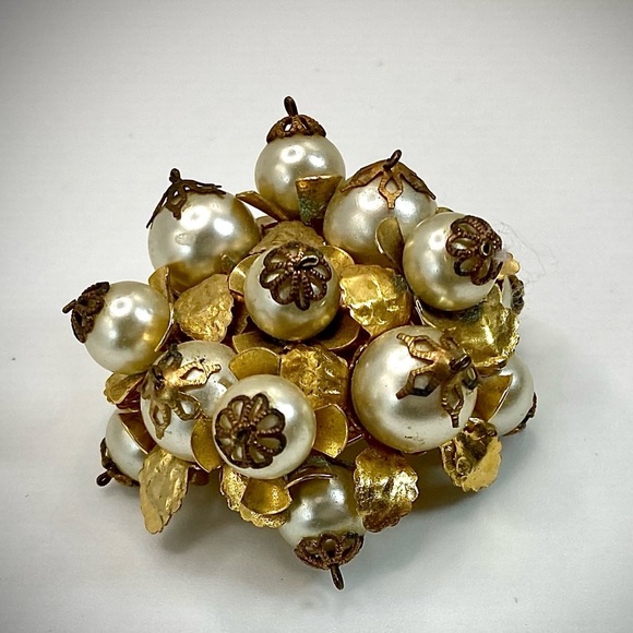 Jewelry - Vintage 1950’s Haskell style capped faux Pearl and gold leaf unsigned brooch